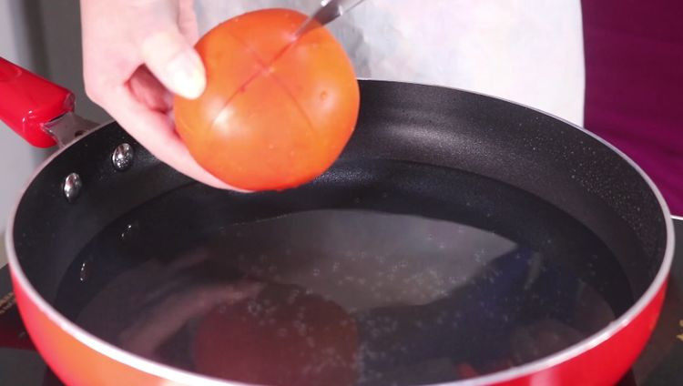 最普通的西红柿炒鸡蛋，这样吃瞬间变高大上,接着将番茄放入水中煮，这里水的量可以多一些，我这里水太少然且要来回翻面让水浸泡到。这样煮的番茄切花刀的口处皮就会翘起来。