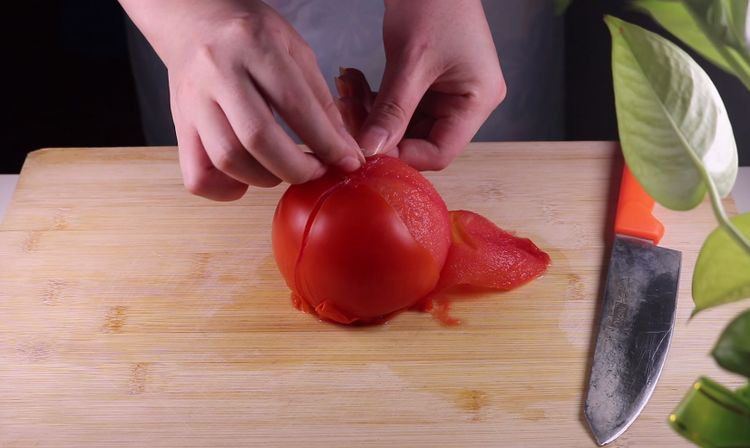 最普通的西红柿炒鸡蛋，这样吃瞬间变高大上,不用煮太久，皮翘起来可以取出来了，接着用手轻轻一撕，就很容易将番茄的皮去掉。