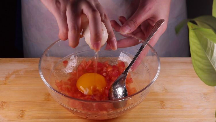 最普通的西红柿炒鸡蛋，这样吃瞬间变高大上,将切好的番茄放入碗中，打入2个<a style='color:red;display:inline-block;' href='/shicai/ 9'>鸡蛋</a>，加入一小勺的盐。