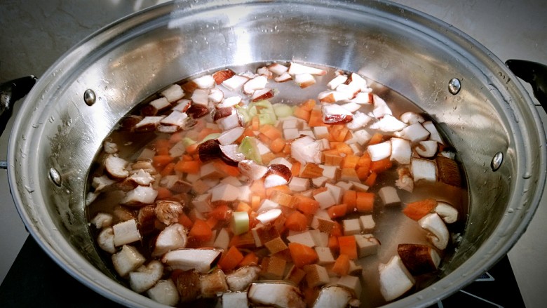 酸汤鲜味面,香菇，胡萝卜，豆腐干戳水。