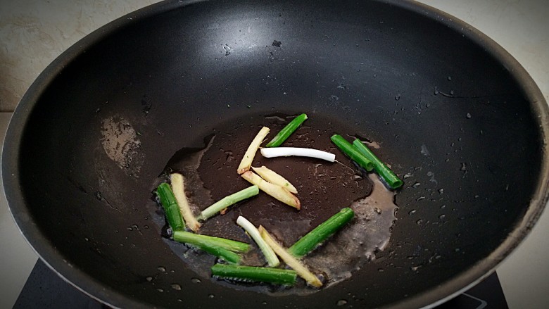 酸汤鲜味面,锅中放油，放入葱，姜炝锅。