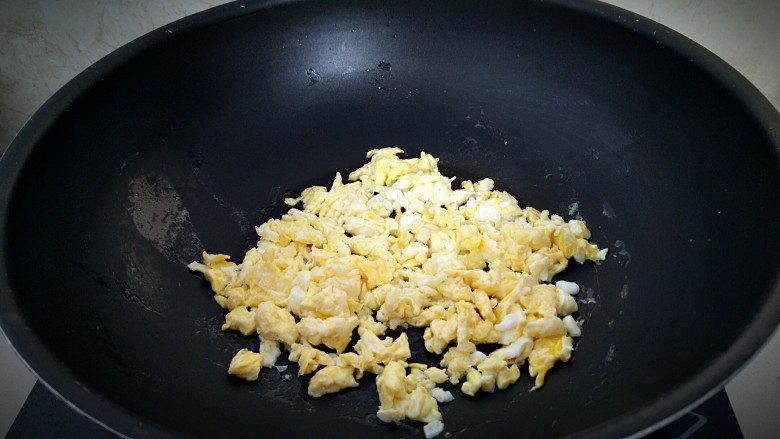 酸汤鲜味面,锅中放入适量油，炒散鸡蛋备用。