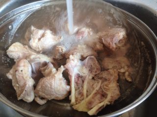 剑花猪骨汤,煮过之后有很多浮沫，再用流动的清水洗一下