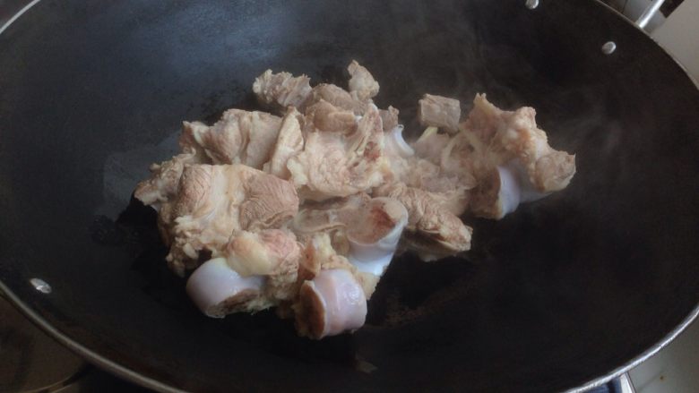 剑花猪骨汤,炒菜锅烧热加少许油和姜片，加入猪骨，炒一下。