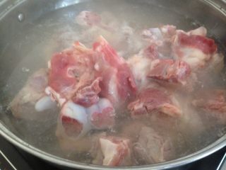 剑花猪骨汤,锅里的水烧开后，放入猪骨，焯一下水，去掉血腥味