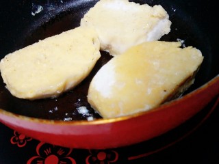 烤馍片,锅内放少许食用油，煎至馒头片两面金黄