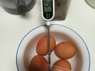 小熊枣泥糕,50度水泡鸡蛋，无油，无水的打蛋盆，鸡蛋🐔红糖放入盆内，打蛋器高速打发鸡蛋。