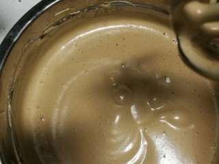 小熊枣泥糕,低落的蛋液10秒内不消失。筛入低粉，泡打粉，搅拌均匀。放入牛奶和枣泥的混合物，搅拌均匀。