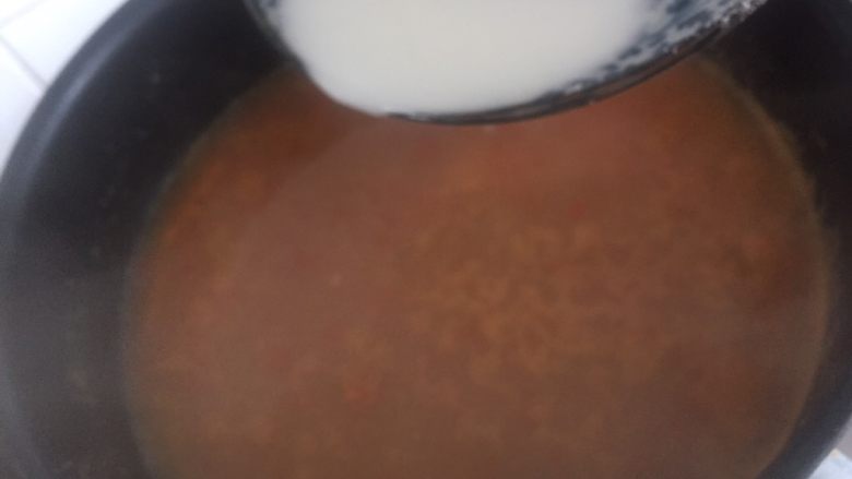 泰式酸辣酱,加入水淀粉拌匀，煮沸出锅。