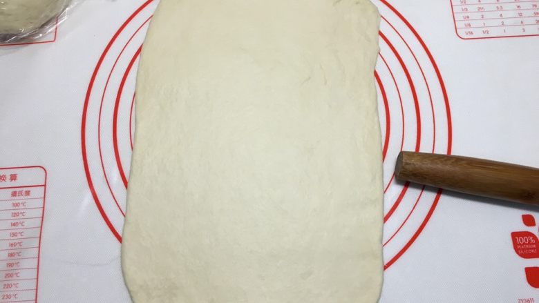 椰蓉面包条（70%冷藏中种）,用擀面杖擀成20*30cm的长方形，不容易擀成形的话，四个角可以用手辅助压一下