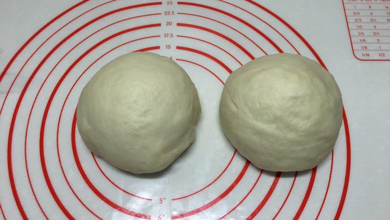 椰蓉面包条（70%冷藏中种）,平均分成两部分，滚圆，盖保鲜膜松弛10分钟