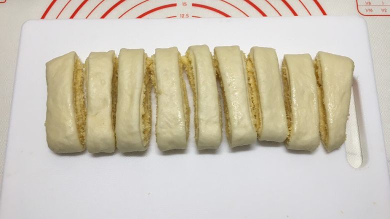 椰蓉面包条（70%冷藏中种）,切成8-9条，松弛5分钟