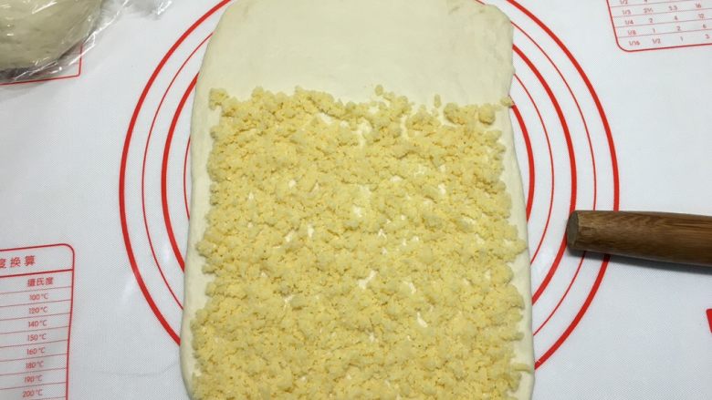 椰蓉面包条（70%冷藏中种）,放上一半椰蓉，放入长方形面皮的2/3