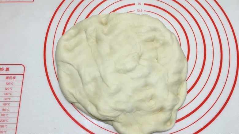 椰蓉面包条（70%冷藏中种）,用拳头捶打的方式排气