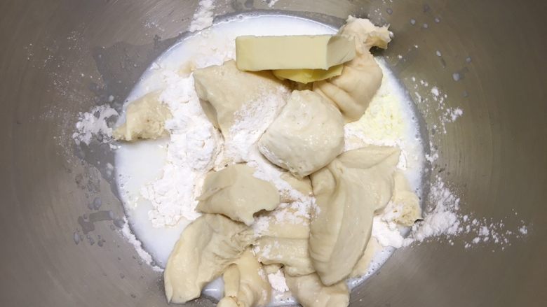 椰蓉面包条（70%冷藏中种）,将主面团所有材料，包括黄油，中种面团无需回温，剪小混合