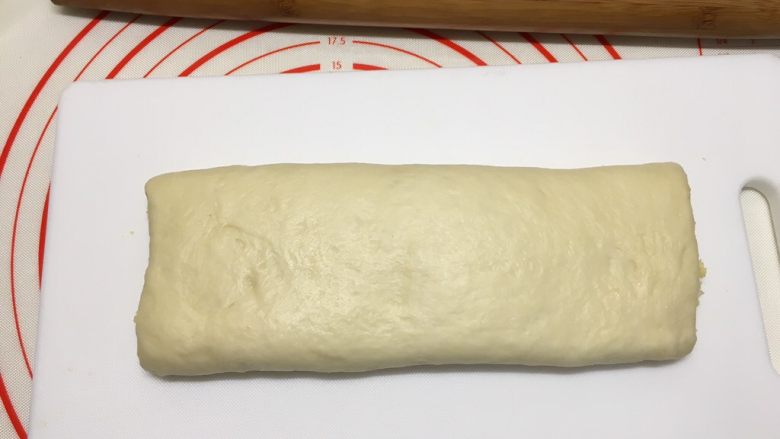 椰蓉面包条（70%冷藏中种）,再继续往下翻1/3，变成长条，这时可以松弛一下再用擀面杖擀长一些，约15*20cm，方面后面整形（我第一个直接切就不好整形，第二个擀了一下）