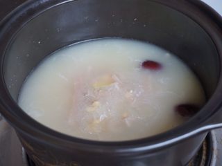 青红椒炒猪皮,可以按我前面教的猪皮黄豆汤做法煮好后捞起来，这样有汤有菜