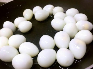虎皮蛋,鹌鹑蛋煮熟去壳备用。