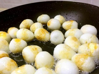 虎皮蛋,将鹌鹑蛋放入锅中；用植物油煎至蛋白起皱