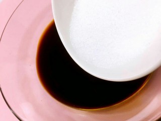 虎皮蛋,宝宝酱油中加入适量的白糖。