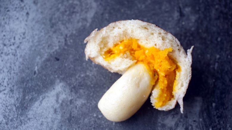 金沙蘑菇包,馅料也是很漂亮的颜色哇，好看又好吃。