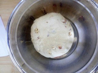 #甜味#红糖红枣核桃面包,揉匀的面团放盆里盖保鲜膜发酵至2倍大