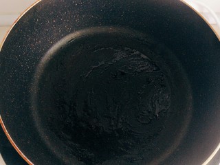 玉米面松饼,锅内抹少量食用油