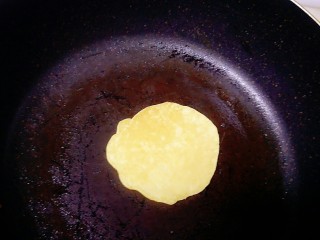 玉米面松饼,舀一小勺放入锅内摊至两面金黄