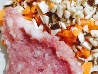 #宝宝辅食#香菇小米营养肉饼,准备材料有：胡萝卜，香菇，五花肉等，可以用喜爱的食材替代！