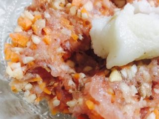 #宝宝辅食#香菇小米营养肉饼,加入一小块猪油或者植物油！