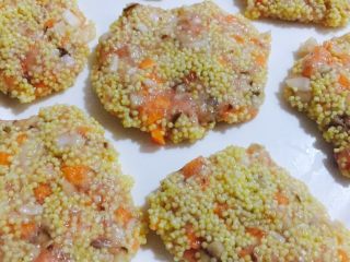 #宝宝辅食#香菇小米营养肉饼,把肉饼粘上小米粒！均匀大小！