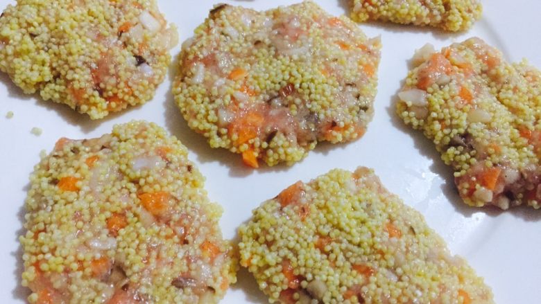 #宝宝辅食#香菇小米营养肉饼,把肉饼粘上小米粒！均匀大小！