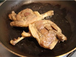 油封鸭腿,如果要调理上餐，先用平底锅，将鸭皮面煎至金黄焦皮。肉面则不用煎。
