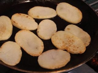 油封鸭腿,用煎鸭腿的平底锅将土豆片两面煎熟。