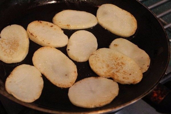 油封鸭腿,用煎鸭腿的平底锅将土豆片两面煎熟。