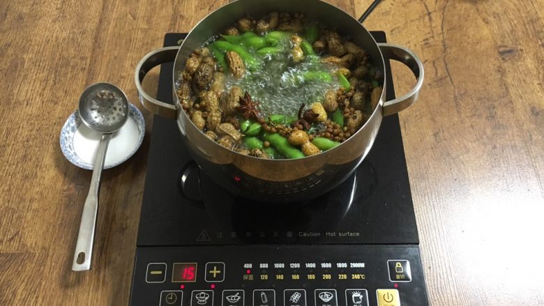 #咸味# 花椒盐水煮毛豆花生,中火煮10分钟，全程开盖煮。
煮的时间要依据毛豆和花生的新鲜程度来定。