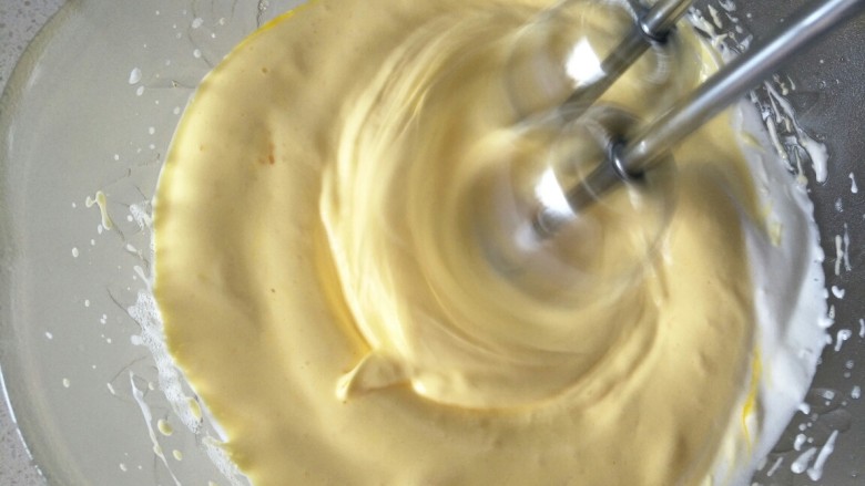 ＃甜味＃挂粉手指饼干,低速将蛋黄与蛋清混合均匀即可。