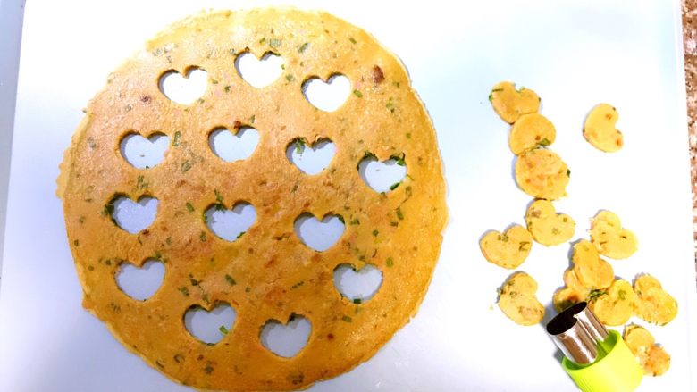 爱心酱香饼包饭,用模具把酱香饼压出许多镂空的心形