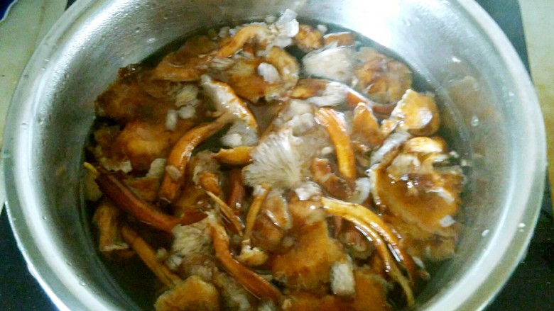 尖椒肉末炒榛蘑,锅烧开水，放入榛蘑焯一下水，捞出过凉