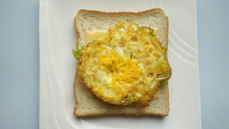 早餐简易三明治,放上煎蛋。