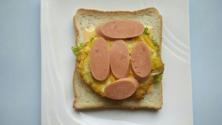 早餐简易三明治,放上几片香肠。