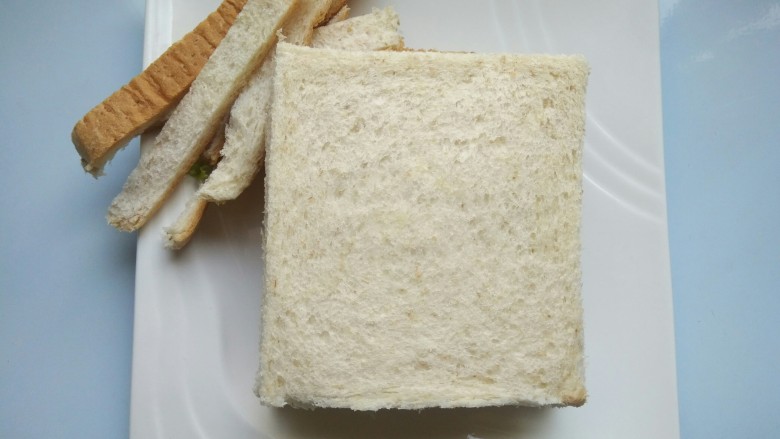 早餐简易三明治,将面包边缘部分切去。