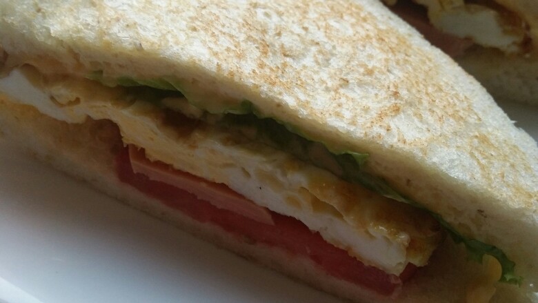 早餐简易三明治,煎好后，一分为二，简单又好吃的三明治就做好了。