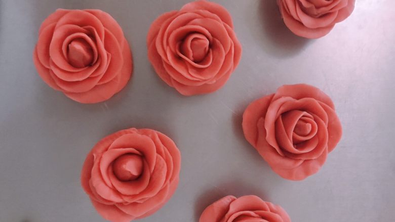 桃山皮玫瑰花月饼,这几朵是16片花瓣以上的，比较漂亮点。