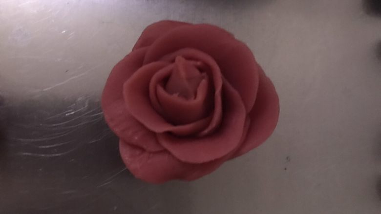 桃山皮玫瑰花月饼,花瓣重复在四周交错，尽量每一片包紧。