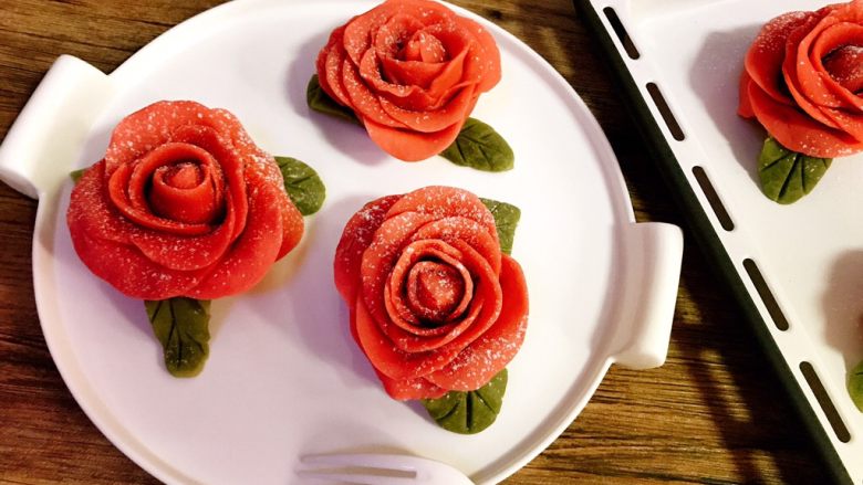 桃山皮玫瑰花月饼,美美哒，送人的话可以挑选合适的包装盒，那就更加高大上了。