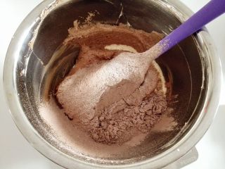 超润巧克力蛋糕,筛入剩余的粉类，倒入剩余的淡奶油，拌匀