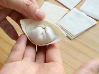 石蛤蟆水饺（博山水饺的包法）,再把上面的一圈边轻轻捏一下，这样水饺的四周没有厚的硬边，面皮均匀。