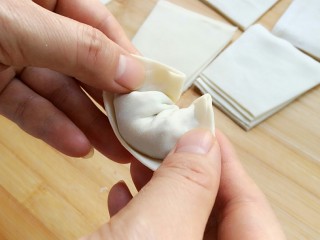 石蛤蟆水饺（博山水饺的包法）,然后把两边象中间推折。