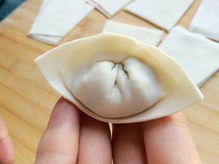 石蛤蟆水饺（博山水饺的包法）,包好的饺子。